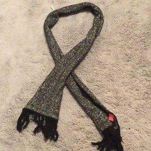 I’m selling a scarf, it’s a small Black and silver and it’s 6/6*